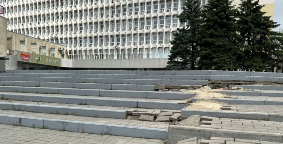 В Ростове чуть не построили ларёк прямо на лестнице у Дома профсоюзов - после возмущения людей власти свернули проект. О том, что торгового павильона возле Дома профсоюзов не будет, рассказали в администрации города. Там констатировали, что "ростовчан взволновала новость о том, что вместо лестницы у Дома Профсоюзов появится торговый павильон". Сити-менеджер Скрябин поручил своему заму по экономике Виталию Золотухину встретиться с бизнесменом, который занимался проектом. - По итогам встречи достигнута договоренность, что павильона на этом месте не будет, а разрушенную лестницу восстановят, - добавили в мэрии. Площадь перед домом профсоюзов теперь хотят просто благоустроить. Среди идей - установка качелей. Предложи нам новость