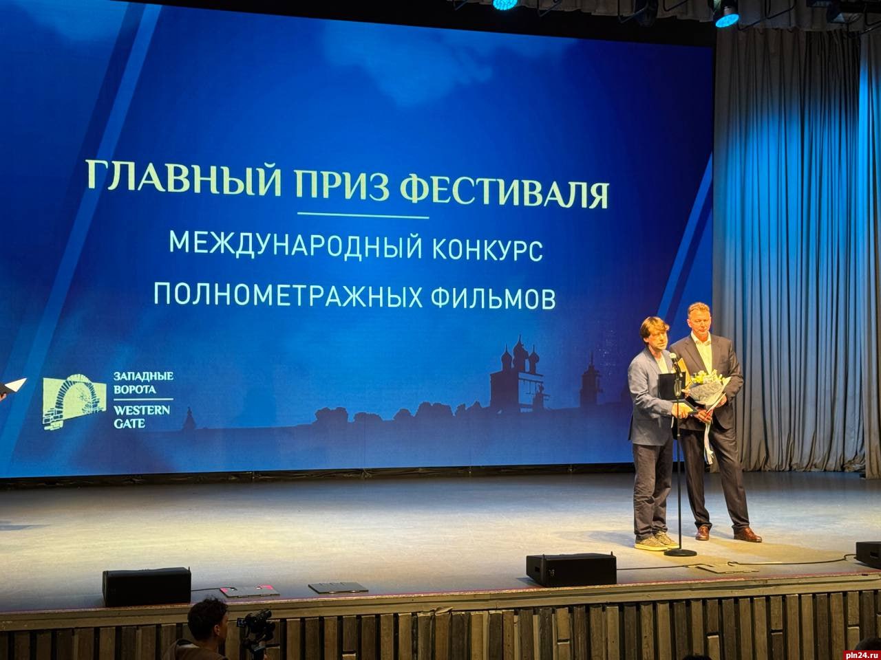 Фильм Ильи Казанкова «Капитан четвертого ранга» получил главный приз псковского фестиваля «Западные ворота» В международном конкурсе полнометражных фильмов были представлены картины режиссеров из семи стран: Болгарии, Венгрии, Индии, Китая, Кыргызстана, Пакистана и России. Призовые места получили драма режиссера из Кыргызстана Дастана Рыскелди «Сделка на границе» и драма «Свадьба» сербского режиссера Магдалены Ралчевой. Актриса Тамара Акулова, известная по фильмам «В поисках капитана Гранта», «Баллада о доблестном рыцаре Айвенго», «Воскресный папа» и другим картинам, получила приз «За вклад в кинематограф». Информационным партнером фестиваля «Западные ворота» выступает Псковская Лента Новостей.