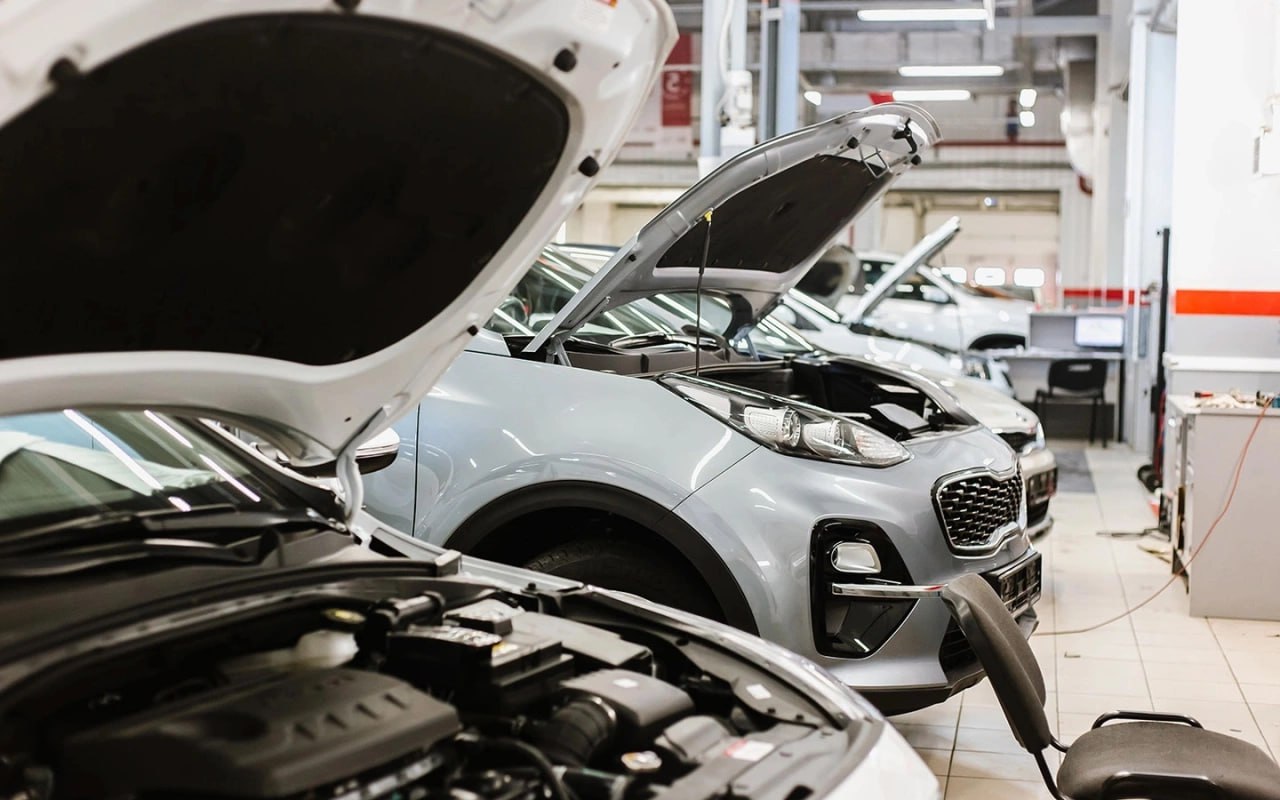 Автосервисы рассказали насколько сильно поднимут цены в 2026 году Как прогнозирует Fit Service подорожание к концу 2026 года может достичь 25 Представители сети считают что рост цен будет постепенным но заметным Основные причины подорожания услуг увеличение нагрузки на бизнес рост сложности и объема работ дефицит квалифицированных кадров В свою очередь член правления Союза автосервисов РФ Илья Плисов считает что цены могут вырасти до 15 По его словам особенно это касается тех сервисов которые не поднимали цены в предыдущем периоде