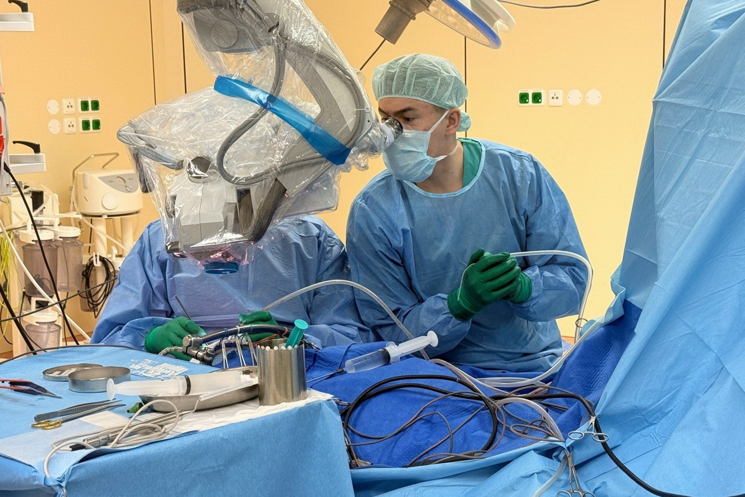 В Новосибирск приехали десять нейрохирургов из Индии что их удивило Медики приехали на симпозиум По словам гостей федеральный центр нейрохирургии работающий в нашем городе входит в мировой топ подобных медучреждений Получается хорошая дискуссия какие знания мы применяем какие технологии используем В науке всегда очень важен обмен мнениями Мы говорили в том числе и о сотрудничестве индийских и сибирских нейрохирургов чтобы обмениваться мнениями и взглядами Я был в 70 странах мира в качестве приглашённого спикера и должен сказать новосибирский центр нейрохирургии топовый по мировым стандартам отметил врач нейрохирург Кеки Турел Единственное что удивило индийских докторов отсутствие в федеральном центре нейрохирургии экстренной помощи По словам главного врача медучреждения Джамиля Рзаева есть вероятность что со временем построят ещё один корпус в котором новосибирские нейрохирурги смогут проводить и срочные операции Подписаться на канал