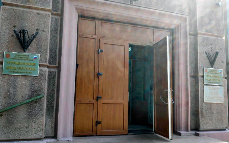 Омских полицейских обвинили в крышевании казино Сотрудников управления экономической безопасности и противодействия коррупции УМВД по Омской области подозревают в получении взяток в особо крупном размере за покровительство нелегальным азартным играм По предварительным данным сотрудники брали деньги с декабря 2021 года по апрель 2025 го сообщили в полиции Преступления обнаружили оперативники собственной безопасности МВД Следственный комитет пока официально не комментировал информацию По сведениям Интерфакса среди подозреваемых оказался начальник отделения УЭБиПК регионального УМВД полковник Дмитрий Нагибин Подписаться Прислать новость Помочь бустами