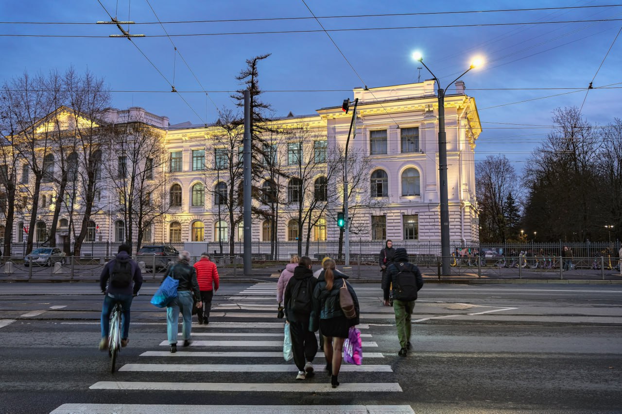 Политехническая улица получила новое светодиодное освещение Оно потребляет в 1 6 раза меньше электроэнергии чем раньше дольше прослужат На участке протяженностью 1 3 км от площади Мужества до Тихорецкого проспекта специалисты установили 52 опоры и 174 светодиодных светильника проложили новые линии электроснабжения Благодаря обновлению улучшилась видимость дорожных знаков и разметки комфортнее стали вечерние прогулки пешеходов по тротуарам Предыдущий раз фонари на Политехнической обновляли в 1996 году Фото правительство Петербурга gov spb ru Подпишись на Город