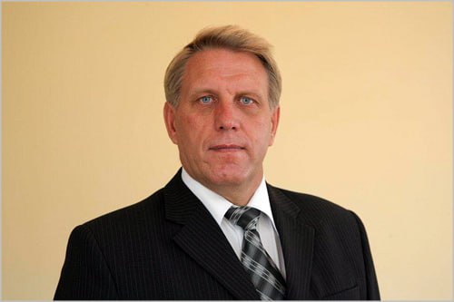 Экс главу Назарова Владимира Саара задержали Бывшего мэра подозревают в получении взятки в размере 3 5 миллиона рублей сообщили в прокуратуре По версии следствия он получил деньги от Промстроя за победу в конкурсах на дорожные работы Пост главы Назарова Саар занимал три года В феврале 2024 года он досрочно покинул пост главы города по личным обстоятельствам писала местная газета Советское Причулымье До этого он был главой Богучанского района а еще ранее руководил Свердловским и Кировским районами Красноярска Широкой общественности он стал известен после вольного пересказа поговорки про рать Это Борус Люди