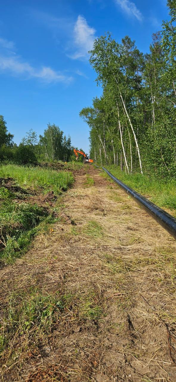 В микрорайоне Звероферма города Покровска Хангаласского улуса досрочно завершены работы по строительству и замене газопровода высокого давления.   В рамках работ мои коллеги из строительного участка Управления газораспределительных сетей взамен газопровода 1969 года постройки полностью сварили и проложили новый газопровод высокого давления протяженностью 828 метров. Газопровод протянулся от Зверофермы в сторону Покровска и позволит увеличить пропускную способность газораспределительных сетей и повысит надежность газоснабжения.   Отмечу, что в Хангаласском улусе также успешно реализуется президентская программа социальной газификации, согласно которому в этом году при плане в 15 подключаемых к сетевому газу домовладений пуск газа осуществлен в 12 домах. Всего с начала реализации программы в 2021 году в улусе к газу для пищеприготовления и отопления свои дома подключили более 490 семей.  Также напомню, что 11 августа с 09.00 часов будет ограничение подачи газа в городе Покровске и в селе Немюгюнцы в связи с врезкой нового газопровода к АГРС. Прошу с пониманием отнестись к этому. Мы постараемся как можно оперативно и качественно провести работы по врезке и возобновить подачу газа.  #ВместеТолькоВперёд #Сахатранснефтегаз