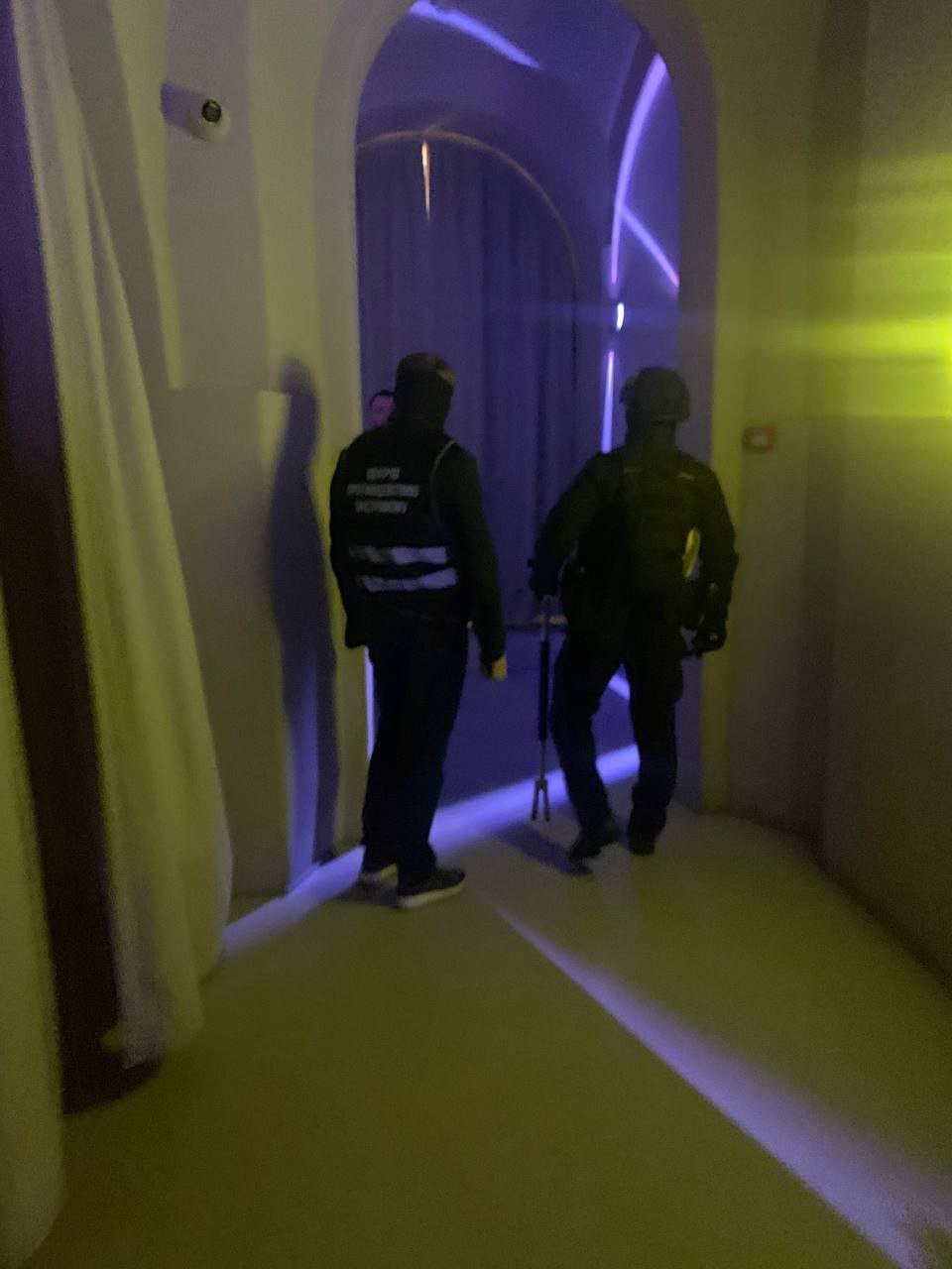 Блогера Владоса Мироса задержали силовики в Петербурге. По информации SHOT, блогера «взяли» во время облавы в клубе Department 57 на Конюшенной площади, где в этот момент проходила вечеринка. По словам очевидцев, мероприятие прервали, посетителей поставили вдоль стен, у некоторых сфотографировали паспорта. Мироса и его подругу хореографа Анну Лукина пправоохранители вывели из клуба и увезли, вся операция заняла всего около 10 минут. Клуб до сих пор закрыт на вход, с чем связано задержание пока неизвестно. Владос Мирос — популярный бьюти-блогер в Инстаграме, у него около 2 миллионов подписчиков.