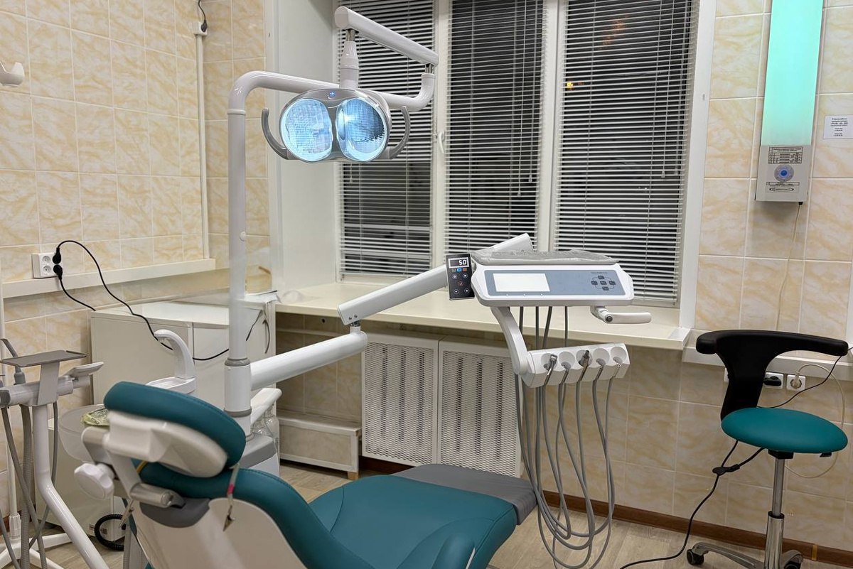 Суд отказал вологжанину в иске к стоматологической клинике о взыскании компенсации морального вреда в размере 100 тысяч рублей за отмену приема Пациента уведомили об отмене записи за день до визита из за поломки оборудования Клиника предложила компенсацию в 30 тысяч рублей или возможность встать в лист ожидания Суд не нашел нарушений с их стороны отметив объективные причины отмены  В правовом сообществе подобные случаи когда потребитель получив предложение об устранении неудобств и компенсации настаивает на значительных денежных взысканиях нередко расцениваются как проявления так называемого потребительского экстремизма Вологда Регион 35ТВ в MAX