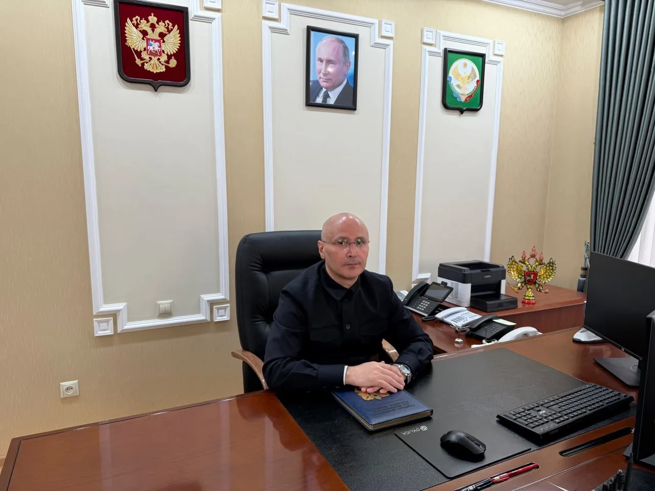 Руслан Нагиев назначен советником Главы Республики Дагестан Указ об этом подписал Фёдор Щукин Ранее он руководил Управлением Судебного департамента Дагестана Руслан Нагиев уроженец Каспийска В разные годы проходил военную службу в органах прокуратуры и военных следственных органах СК России Участник специальной военной операции Имеет звание полковника юстиции РИА Дагестан в МАХ