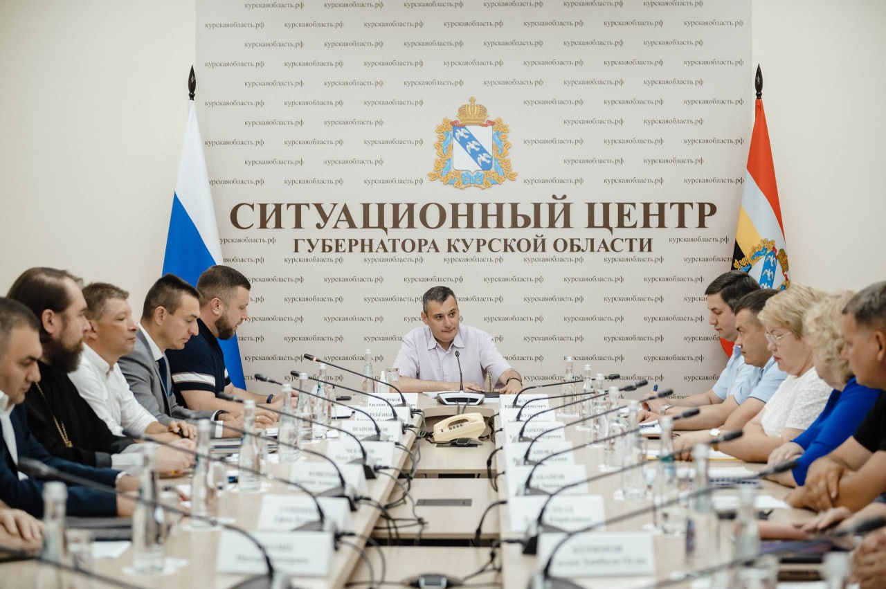 1 2 3 Александр Хинштейн: «Для нас межнациональное единство и братство важны как никогда» На заседании Совета лидеры межнациональных и межконфессиональных организаций обменялись мнениям и обсудили совместные проекты. На территории Курской области проживают представители более 100 национальностей. В регионе успешно работают 13 общественных организаций, сформированных по национальному признаку, и 349 религиозных общин, относящихся к 15 конфессиям. — Несмотря ни на что, все они бок о бок трудятся во имя общей цели — мирной и дружной жизни: принимают активное участие в развитии региона, работают, растят детей, помогают нуждающимся, — отметил глава региона. Новая инициатива — сквер дружбы народов. Правительство подумает над концепцией и создаст пространство с учётом национальных ценностей и традиций. Никто не остался в стороне от беды, которая настигла Курскую землю в августе 2024-го. Врио губернатора поблагодарил всех участников за помощь региону. Правительство Курской области продолжит всемерно поддерживать развитие организаций и оказывать содействие в реализации проектов. — Мы векам жили вместе, прошли через разные испытания и будем продолжать жить в мире и согласии. Единство внутри страны и внутри нашего региона — залог наших прошлых и будущих побед! — подытожил Александр Хинштейн. Вести-Курск. Только проверенная информация Прислать новость