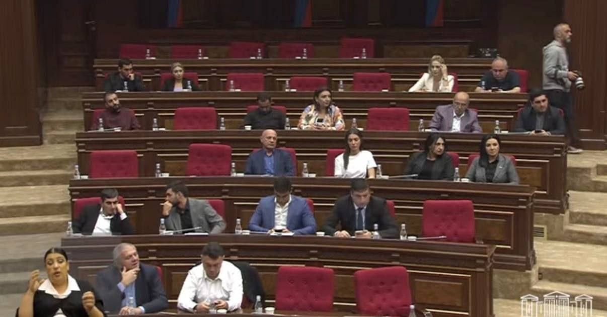Спикер парламента Армении Ален Симонян опубликовал фотографию полупустого зала на слушаниях оппозиции по выражению недоверия Пашиняну Ведущий заседания Айк Мамиджанян ранее сообщал что желающих принять участие было около 300 человек Симонян уточнил что в зале всего 160 мест И как показывает фотография даже они не заполнены Caucasian bureau