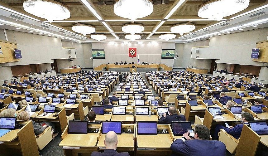 В Госдуме предложили обязать авиакомпании информировать о задержке рейса через СМС, бесплатно. Депутаты хотят законодательно закрепить обязанность авиакомпаний безвозмездно уведомлять пассажиров о задержках, отменах или других изменениях рейсов через СМС и электронную почту. Кроме того, необходимо ужесточить административную ответственность для перевозчиков, которые игнорируют эти требования или предоставляют информацию с опозданием. «Многие авиакомпании привыкли зарабатывать даже на базовом информировании пассажиров. Одни делают платными звонки в службу поддержки, другие взимают деньги за СМС-оповещения. При этом критически важная информация о рейсах часто публикуется с задержкой или прячется в неочевидных разделах сайтов», – пояснили в ГД. В ближайшее время Минтранс и Роспотребнадзор должны рассмотреть предложение и дать официальный ответ. Подробнее на ТурДоме.