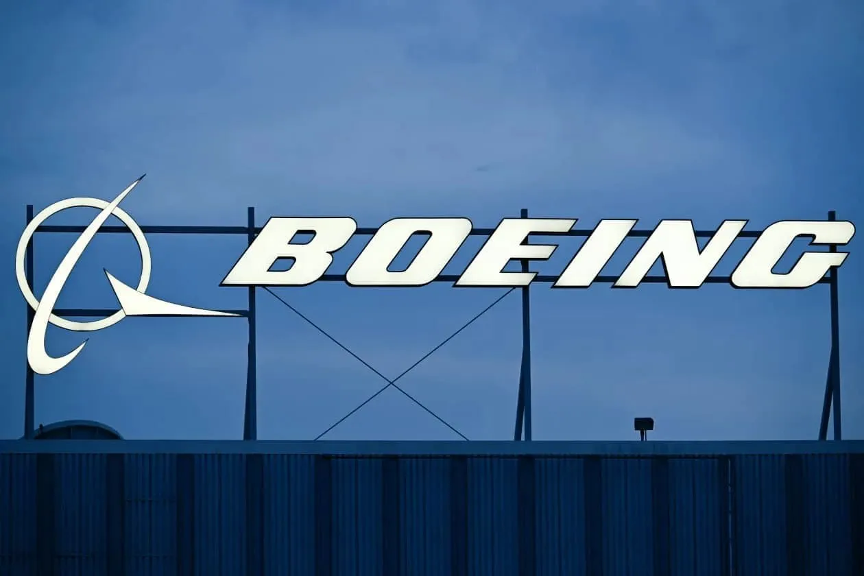 Boeing сообщил о меньших чем ожидалось убытках за первый квартал отметив улучшения во всех подразделениях в том числе в ключевом подразделении по производству коммерческих самолётов Таким образом компания пытается компенсировать многолетние убытки BA За первые три месяца года объем продаж вырос на 14 и составил 22 22 миллиарда долларов Чистый убыток компании за первые три месяца года сократился до 7 миллионов долларов или 11 центов на акцию по сравнению с убытком в размере 31 миллиона долларов или 16 центов на акцию годом ранее С учетом единовременных статей расходов убыток Boeing составил 20 центов на акцию jkinvest news jkinvest