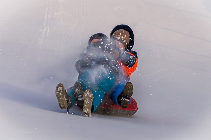 Подросток попал в реанимацию после катания на ватрушке под Новосибирском В Искитиме 15 летний парень скатившись с горки получил тяжелые травмы У мальчика диагностирован перелом позвоночника и ряд других травм состояние оценивается как тяжелое Сейчас за его жизнь борются врачи Искитимской ЦРБ Спасатели МАСС напоминают при катании с горок важно соблюдать ряд правил кататься можно только на специально оборудованных склонах с пологим спуском следует избегать участков с препятствиями деревья столбы ямы не кататься паровозиком сцепляясь несколько тюбингов вместе использовать защитное снаряжение шлем соблюдать очередность спуска и дистанцию Подписаться на наш канал в MAX