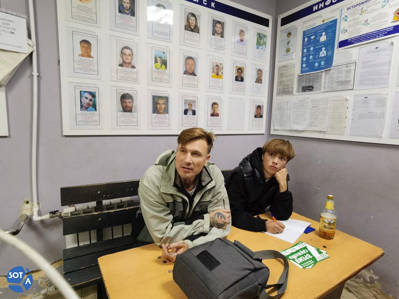 Веган Христолюб проведет ночь после антивоенного пикета в полиции Блогер пацифист Веган Христолюб задержанный сегодня в Воронеже после пикета с плакатом Нет войне проведет ближайшую ночь в полиции Завтра ему предстоит суд Напомним он должен был добровольно явиться в колонию поселение по делу о реабилитации нацизма однако предпочел провести антивоенную акцию В отделении его фото висит на стене розыска Человека которому удалось снять пикет Христолюба и который прислал видео в наш бот также задержали однако уже отпустили Он рассказал что к Вегану несколько часов не пускали адвоката Даниила Полякова и сделали это уже после составления протокола Также по его словам один из сотрудников Отдела полиции 6 вырвал у него телефон и кричал матом На требование дать бланк для жалоб отвечал отказом и заявлял что может без последствий для себя удалить записи камер видеонаблюдения Фото SOTAvision Подпишитесь на SOTAvision новости из России без цензуры и пропаганды
