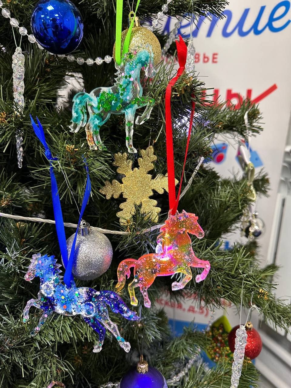 Долголеты Люберец создали новогодние игрушки из эпоксидной смолы В рамках губернаторского проекта Активное долголетие прошел творческий мастер класс на котором представители старшего поколения научились создавать новогодние украшения из эпоксидной смолы Под руководством опытного наставника участники смогли не только освоить тонкости работы с необычным материалом но и воплотить свои идеи в сверкающих ёлочных игрушках Работы созданные на мастер классе станут символами уверенности в своих силах и предвкушения новогоднего чуда а также ярким украшением домашних елей участников