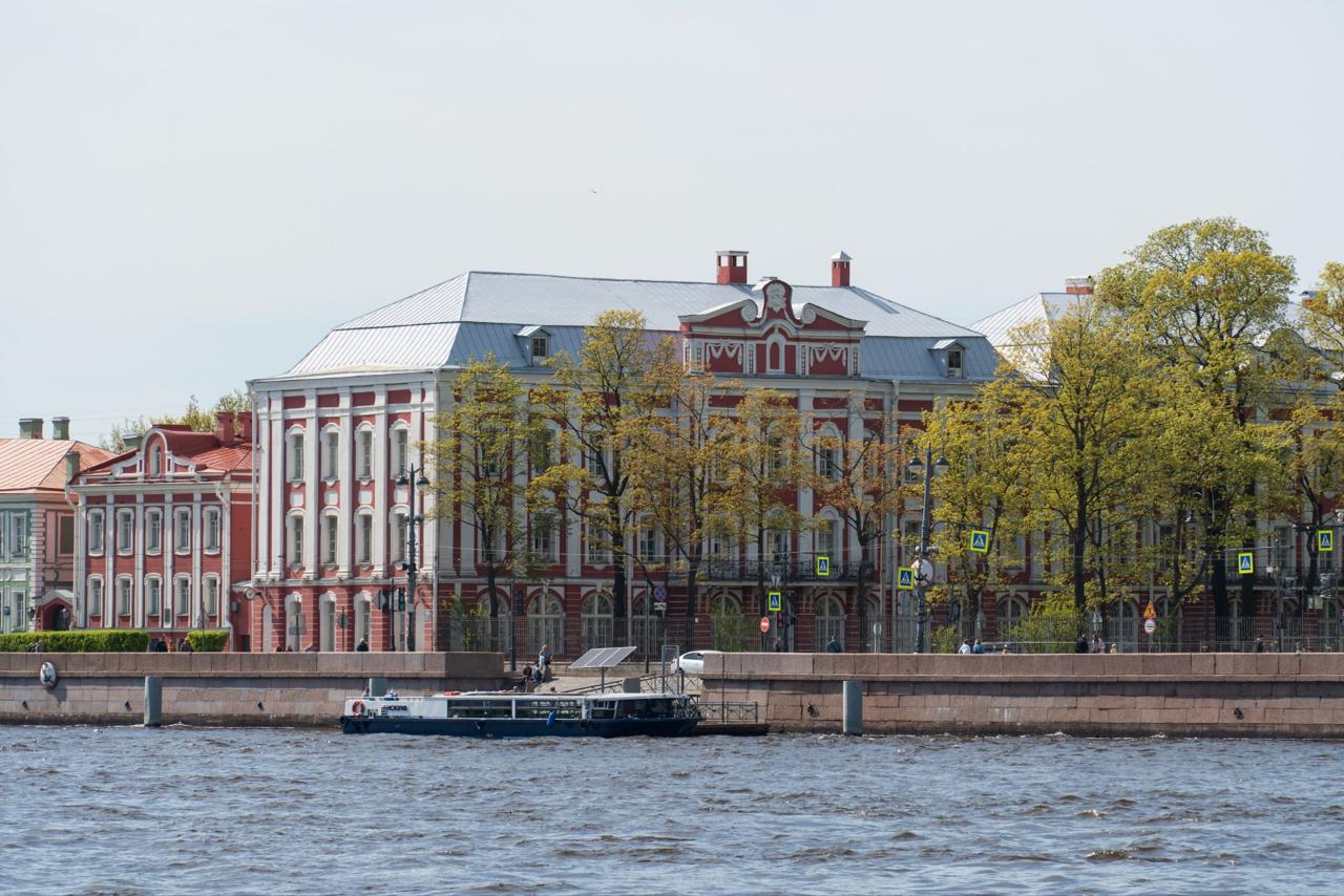 СПбГУ стирает следы сотрудничества с Йельским университетом после объявления его «нежелательным» СПбГУ удалил с сайта материалы о сотрудничестве с Йельским университетом после того, как Генпрокуратура объявила американский вуз «нежелательной» организацией. На это обратил внимание T-invariant. Детали. СПбГУ и Йель связывали более 15 лет академического сотрудничества: совместные исследовательские проекты, программы студенческих и преподавательских обменов, а также регулярные научные семинары. Сейчас материалы о сотрудничестве, ранее доступные на сайте, больше не открываются, а в публичных заявлениях университет не комментирует разрыв отношений. Отношения прекратили также Высшая школа экономики, МГИМО и МГУ. Контекст. В начале июля Генпрокуратура объявила Йель «нежелательной» организацией. Ведомство считает, что «деятельность университета направлена на нарушение территориальной целостности Российской Федерации, международную блокаду государства и подрыв его экономических основ, а также дестабилизацию социально-экономической и политической обстановки в стране». Также Генпрокуратура считает, что стипендиальная программа вуза по глобальному лидерству готовит «оппозиционных лидеров иностранных государств». Фото: «Бумага» Подписывайтесь на «Бумагу» и предлагайте новости