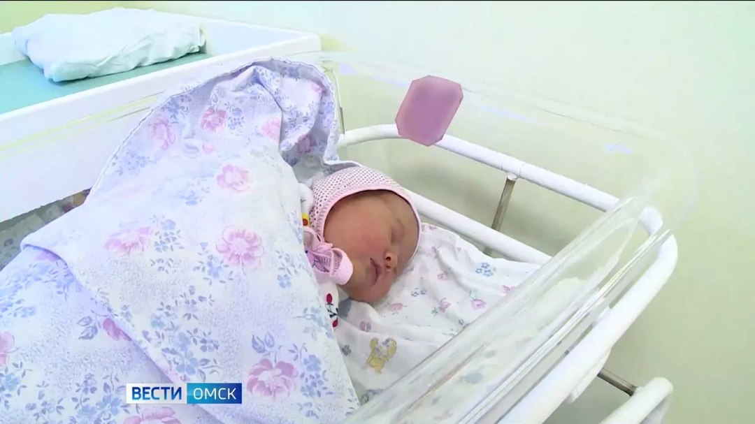 В Омской области похитили средства материнского капитала на сумму более 6 млн рублей Руководитель кредитного потребительского кооператива и его знакомый риэлтор признаны виновными по факту мошенничества при получении выплат. Сообщники склоняли указать в договоре завышенную цену объекта недвижимости и заключить договор целевого займа с кооперативом. Риэлтор убеждала клиентов вернуть деньги в кооператив, обещая, что расчет по сделке будет произведен после получения средств из Пенсионного фонда РФ. Соучастники предоставляли в Пенсионный фонд пакет поддельных документов с завышенной стоимостью жилья, чтобы погасить несуществующий долг. Совершены 12 хищений средств материнского капитала, жилищные условия держателей сертификатов не улучшены. Размер ущерба превысил 6 млн рублей. Подписаться Написать в редакцию