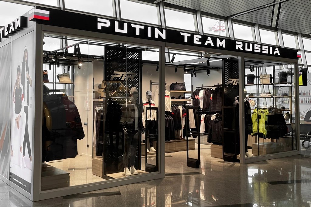 В Перми закрылся единственный магазин команды Путина Putin Team Russia В пермском торговом центре «iMall Эспланада» закрылся единственный магазин бренда Putin Team Russia. С чем связано его закрытие неизвестно. По словам администрации ТЦ, деятельность магазина «временно приостановлена», а от дальнейших комментариев она отказалась. Открылся Putin Team Russia в конце февраля этого года и проработал всего три месяца. Торговали в нём вещами спортивного стиля. #пермь Подписаться Помочь RusNews