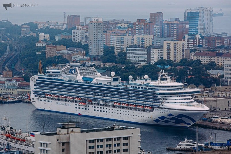 Первая дальневосточная круизная линия стартует из Владивостока в 2026 году Круизная линия отправится в рейс из Владивостока весной 2026 года Этот новый туристический продукт ориентирован в том числе на гостей из Китая От порта Владивосток через Корсаков и высадиться можно на Курильских островах завершив путешествие в Петропавловске Камчатском За один круиз можно посетить три региона Дальнего Востока и со стороны моря увидеть форпост России отметила министр туризма Приморского края Наталья Набойченко По словам министра географическое положение региона активно способствует развитию двустороннего туристического обмена Еженедельно Приморье принимает около 50 авиарейсов из девяти китайских провинций PrimaMedia в подпишись 18