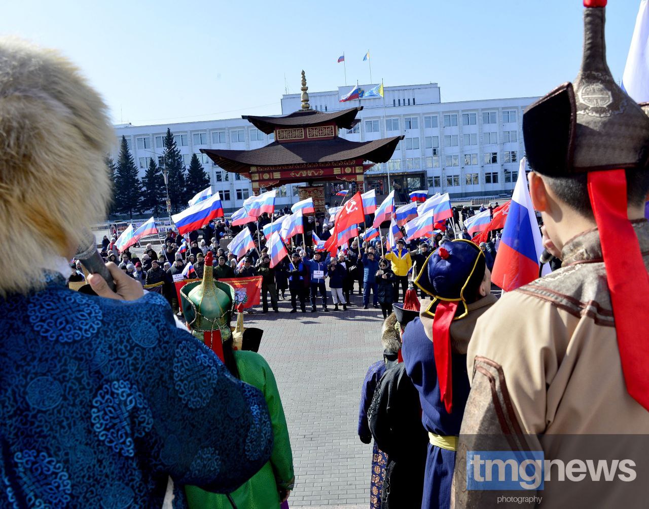 В Туве сегодня отметят одиннадцатую годовщину воссоединения Крыма и города-героя Севастополя с Россией. В рамках государственного праздника, который ежегодно отмечается 18 марта под лозунгом «Крымская весна – вместе навсегда!», во всех образовательных организациях и учреждениях культуры республики пройдет более 170 патриотических, познавательных, спортивных и культурно-массовых мероприятий и акций. В частности, в столице республики состоится ключевое событие праздника – патриотический митинг-концерт. Он пройдет в полдень на центральной площади Кызыла. Ежегодно для участия в "Крымской весне" на площади Арата собираются жители и гости города, молодёжь, общественники, представители различных организаций и органов власти. С концертными номерами выступят известные артисты и творческие коллективы республики, а почетными гостями праздника станут военнослужащие – участники специальной военной операции.