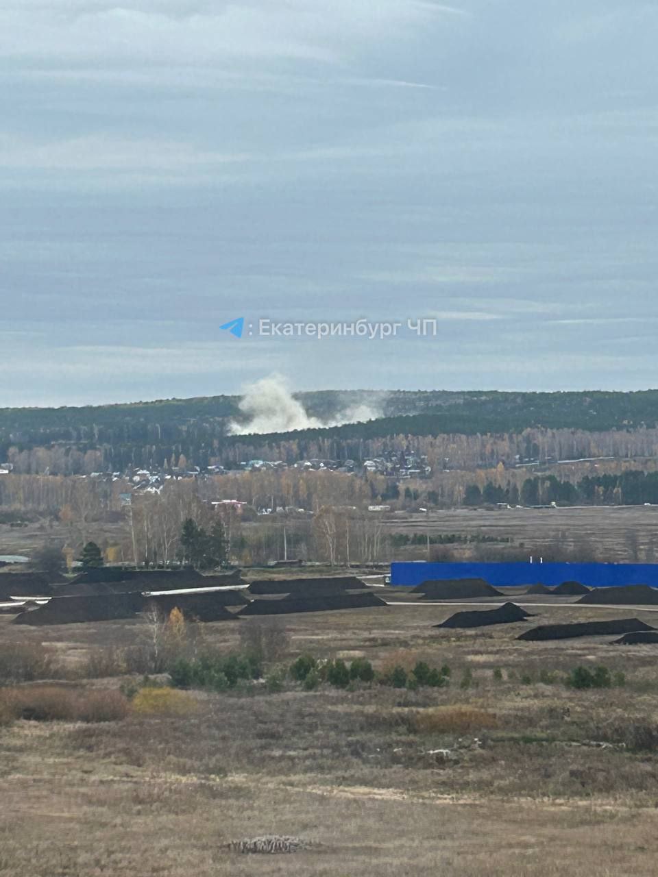 На юге Екатеринбурга прозвучал громкий взрыв Очевидцы сообщают что увидели и услышали взрыв в районе Елизавет Редакция уточняет подробности Екатеринбург ЧП Подпишись на КП Екатеринбург Мы в Max