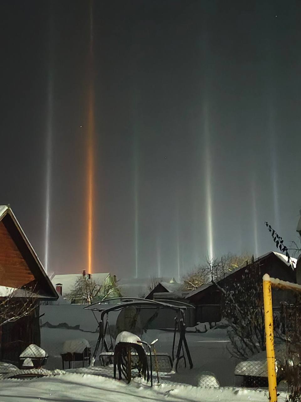 Редкое атмосферное явление световые столбы наблюдали вчера вечером и в Крупках Крупчанка поделилась в соцсетях эффектными кадрами на которых ночное небо пронзают призрачные световые колонны Екатерина наблюдала его с переулка Юбилейного Рассказала что особенно яркое свечение было видно над улицей Ленина а также в стороне где находится предприятие ДРСУ 164 Кто бы мог подумать что в морозную безветренную погоду свет фонарей может так красиво преломляться отметила она Напомним что это не НЛО и не северное сияние а оптический феномен Он возникает когда в сильный мороз ниже 10 C в безветренном воздухе парят ледяные кристаллы Они как миллионы крошечных зеркал отражают свет уличных фонарей заводских прожекторов или Луны создавая эти величественные вертикальные столбы Продолжайте делиться вашими фотографиями и наблюдениями Напомним наш чат бот для сообщений админу телеграмм канала krupkibot Крупки Новости в Instagram ТikTok