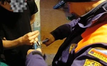 Камчатские спасатели помогли подростку освободиться от обувной ложки Его палец наглухо застрял в отверстии рожка Курьёзный случай произошёл вечером 20 апреля на Космическом проезде в Петропавловске 14 летний школьник засунул палец в отверстие металлической ложки для обуви освободиться не смог поэтому родители обратились за помощью к спасателям Подробности по ссылке   kamtime ru article 5b03839a d577 4512 86ee c948b26d8b7c