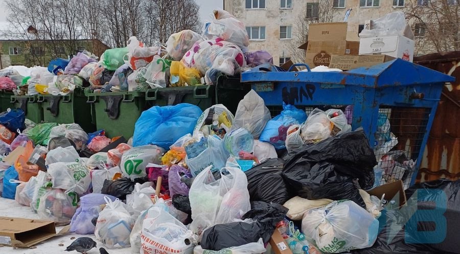 Мурманский Вестник новости К решению вопроса с вывозом мусора в Мурманской области привлекут прокуратуру На прошлой неделе Центр управления регионом ЦУР Мурманской области зафиксировал 1820 сообщений граждан в социальных сетях Как сообщил на оперативном совещании руководитель ЦУР Артем Марышев это на 38 процентов меньше чем неделей ранее Главными темами стали холодные батареи в квартирах неработающие уличные фонари ямы на тротуарах а также заваленные мусором контейнерные площадки Отмечаем рост количества обращений в блоке Обращение с отходами уточнил Артем Марышев Жители региона жаловались на переполненные мусором контейнеры Как прозвучало на совещании жалобы местных жителей на содержание контейнерных площадок на днях стали главным поводом выездной проверки губернаторского контроля в подробнее на канале Мурманский Вестник новости