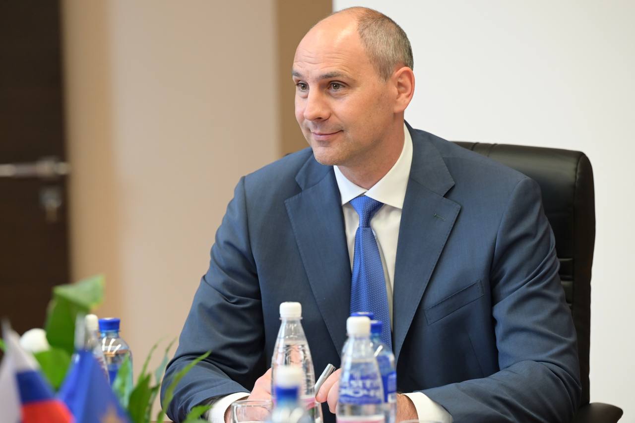 Стала известна дата первой прямой линии Дениса Паслера в качестве губернатора Свердловской области Как сообщает департамент информполитики региона она пройдет 26 ноября в 18 00 Трансляция прямой линии будет вестись в эфире телеканалов Россия 24 и ОТВ а также на радиостанциях Радио России и Вести FM и в социальных сетях главы региона Вопросы уже принимаются на сайте губернатора сайте дениспаслер рф на платформе обратной связи Госуслуги Решаем вместе на страничках Дениса Паслера в ВК Одноклассниках и в telegram канале justmediaru