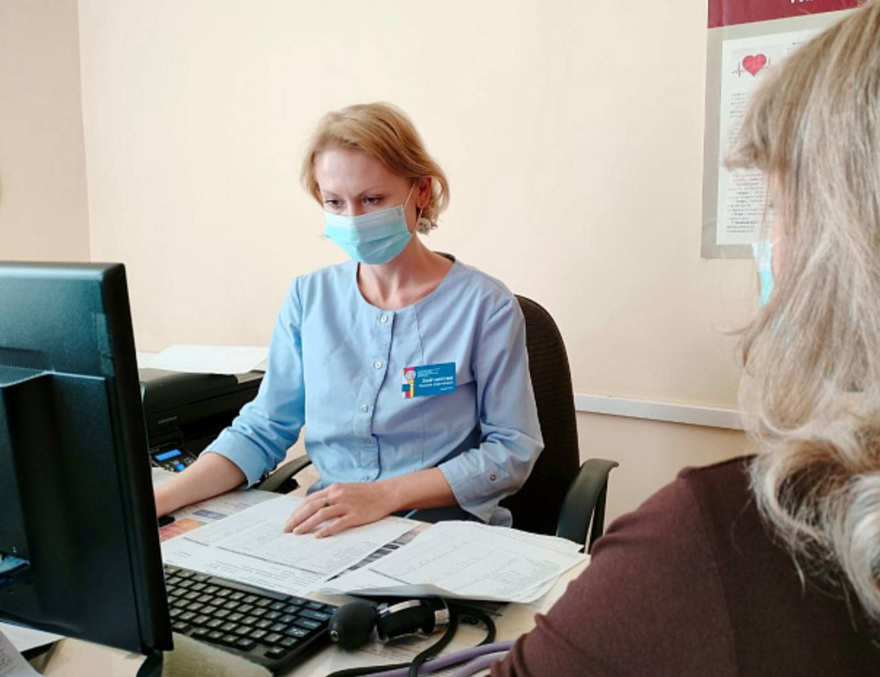Меньше работы с бумагами больше внимания пациентам проект Тульской области вышел в финал конкурса Проф IT 2025 Конкурс Проф IT 2025 выявляет лучшие ИТ решения в госуправлении и предоставлении госуслуг в 15 номинациях Тульская область вышла в финал в номинации Здравоохранение с проектом Цифровой двойник сердечно сосудистого пациента Система работает на основе искусственного интеллекта который анализирует электронные медкарты Это помогает врачам быстрее ставить диагноз В результате внедрения цифрового двойника повысилась точность и своевременность назначения терапии снизилось количество тактических ошибок при ведении пациентов с сердечно сосудистыми катастрофами сказал заместитель председателя Правительства Тульской области Дмитрий Марков Применение нейросетей в системе здравоохранения соответствует целям нацпроекта Продолжительная и активная жизнь