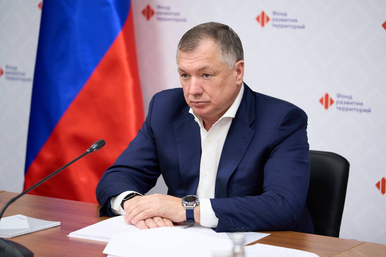 Марат Хуснуллин провел заседание наблюдательного совета Фонда развития территорий Участники заседания обсудили были итоги работы ФРТ за 2024 год и I квартал 2025 года. «На ближайшие годы одним из важнейших направлений остается модернизация коммунальной инфраструктуры. Учитывая сложность сферы, реализация проектов жилищно-коммунального хозяйства должна реализовываться еще активнее. Все направления фонда интегрированы в новый нацпроект “Инфраструктура для жизни”», – сказал вице-премьер. За 2024 год из аварийного жилья было переселено свыше 104 тыс. человек. По механизмам инфраструктурных бюджетных и специальных казначейских кредитов, оператором которых выступает ФРТ, с 2021 года введено в эксплуатацию 646 объектов. За счет средств Фонда национального благосостояния и федбюджета введено порядка 2,6 тыс. объектов коммунальной инфраструктуры. Отдельное внимание уделяется новым регионам. На сегодняшний день уже заключено 350 договоров с участниками свободной экономической зоны. 10 июня 2025 года премьер-министр РФ Михаил Мишустин подписал распоряжение о назначении Василия Купызина на должность генерального директора Фонда развития территорий.