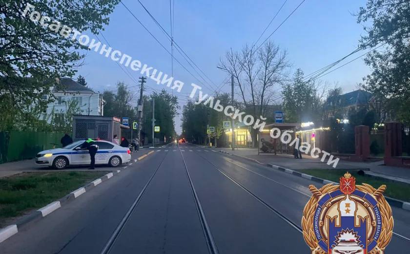 В Туле женщина попала под колеса мопеда В Туле 29 апреля в 19:15 на улице Ф. Энгельса произошло ДТП. По предварительной информации регионального управления Госавтоинспекции, 27-летний мужчина на мопеде «Альфа» сбил 53-летнюю женщину, которая переходила дорогу по нерегулируемому пешеходному переходу. В результате ДТП пострадавшую госпитализировали с полученными травмами. Источник Тульская пресса