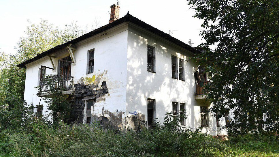 В Ярославле планируют снести 30 аварийных домов, семь из них ликвидируют до конца года. Сейчас на улице Колышкина строят новый дом для переселения жителей по федеральной программе. Из 77 аварийных домов уже снесено 26. Основную часть сноса завершат после ввода нового объекта. В августе на заседании федерального фонда определят финансирование для региона на 2026–2030 годы. «Дома, признанные аварийными в 2021 году, точно войдут в программу» — Александр Черневский. Фото: Пресс-служба мэрии Ярославля Еще больше новостей — в Telegram-канале «Ъ-Ярославль»