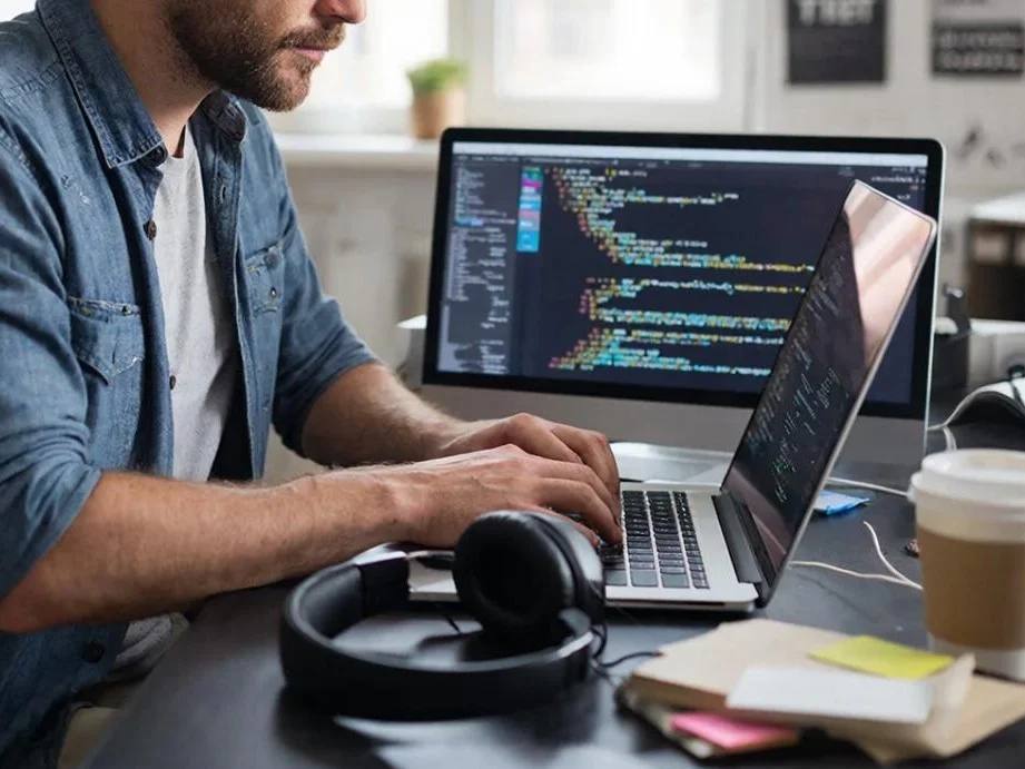 Дагестан стал лидером в СКФО по зарплатам специалистов по кибербезопасности Аналитики сервиса hh ru подвели итоги спроса на специалистов по кибербезопасности в регионах Северного Кавказа Как выяснилось больше всего таких вакансий открыто в Ставропольском крае а вот самые высокие зарплаты предлагают в Дагестане Всего в 2025 году работодатели округа разместили более 130 предложений для профессионалов в сфере информационной безопасности Из них свыше 110 вакансий 84 пришлись на Ставропольский край сообщает РБК Кавказ Что касается уровня дохода то зарплатная вилка для айтишников на Кавказе варьировалась от 39 3 тысячи до 100 тысяч рублей Медианная зарплата средний показатель в регионе оказалась самой высокой в Дагестане 91 тысяча рублей