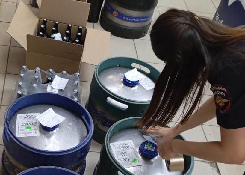 В одной из торговых точек Стрежевого вновь обнаружили алкогольную продукцию, не имеющую документов, подтверждающих ее легальность. Сообщение о нарушении правил реализации алкогольной продукции поступило в дежурную часть стрежевской полиции. Полицейские провели осмотр торговой точки, расположенной в четвертом микрорайоне. При проверке они обнаружили и изъяли более 200 литров пивной продукции без соответствующих документов. Подробнее – на Бабре #томск