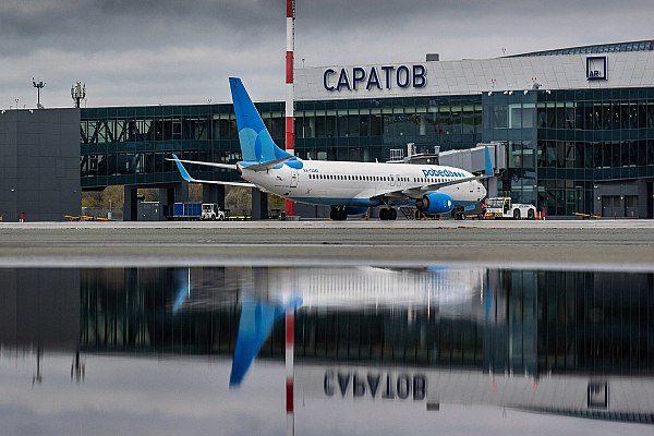 В Росавиации обсудили развитие авиаперевозок в Саратовской области Развитие региональных и международных авиаперевозок в интересах жителей Саратовской области обсудили на встрече в Саратове руководитель Росавиации Дмитрий Ядров и губернатор региона Роман Бусаргин Об этом сообщает AVIA RU со ссылкой на данные пресс службы ведомства Отдельно затронули работу аэропорта Гагарин Как отмечается в весенне летний сезон рейсы из него выполняют 10 авиакомпаний по 12 направлениям Обсудили перспективы увеличения пассажиропотока и открытия новых маршрутов В Росавиации напоминают что первый рейс аэропорт Гагарин принял в августе 2019 года За шесть лет работы пассажиропоток превысил 5 5 млн человек В 2023 м впервые обслужил более миллиона пассажиров за год aviaru net n288445