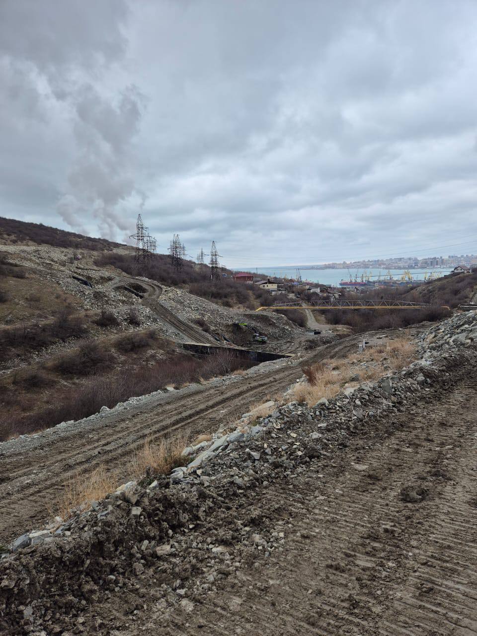 Руководством прокуратуры города Новороссийска осуществлен выезд на места строительства социальных объектов  Прокуратурой города на постоянной основе осуществляется мониторинг хода реализации национальных проектов и государственных программ при строительстве социально значимых объектов.  Заместителем прокурора города Александром Рыбалка осуществлен выезд и проинспектирован ход строительства общеобразовательной школы на 1500 мест по ул. Котанова, возводимой в рамках реализации национального проекта «Образование», а также поликлиники на 450 посещений в смену ГБУЗ «Амбулатория № 1 г. Новороссийска» МЗ КК в с. Глебовское, возводимой в рамках национального проекта «Здравоохранение». Кроме того, осуществлен выезд на место строительства общеобразовательной школы на 1500 мест по ул. Красина, с. Цемдолина и место осуществления работ по строительству «Троицкого водопровода».  Строительные работ на указанных объектах должны быть завершены в 2025 году.  В ходе выезда осмотрены территории, здания и строения.   Подрядные организации, задействованные в строительстве социальных объектов, сориентированы на своевременную их сдачу.  Строительство указанных объектов находится на контроле прокуратуры города.