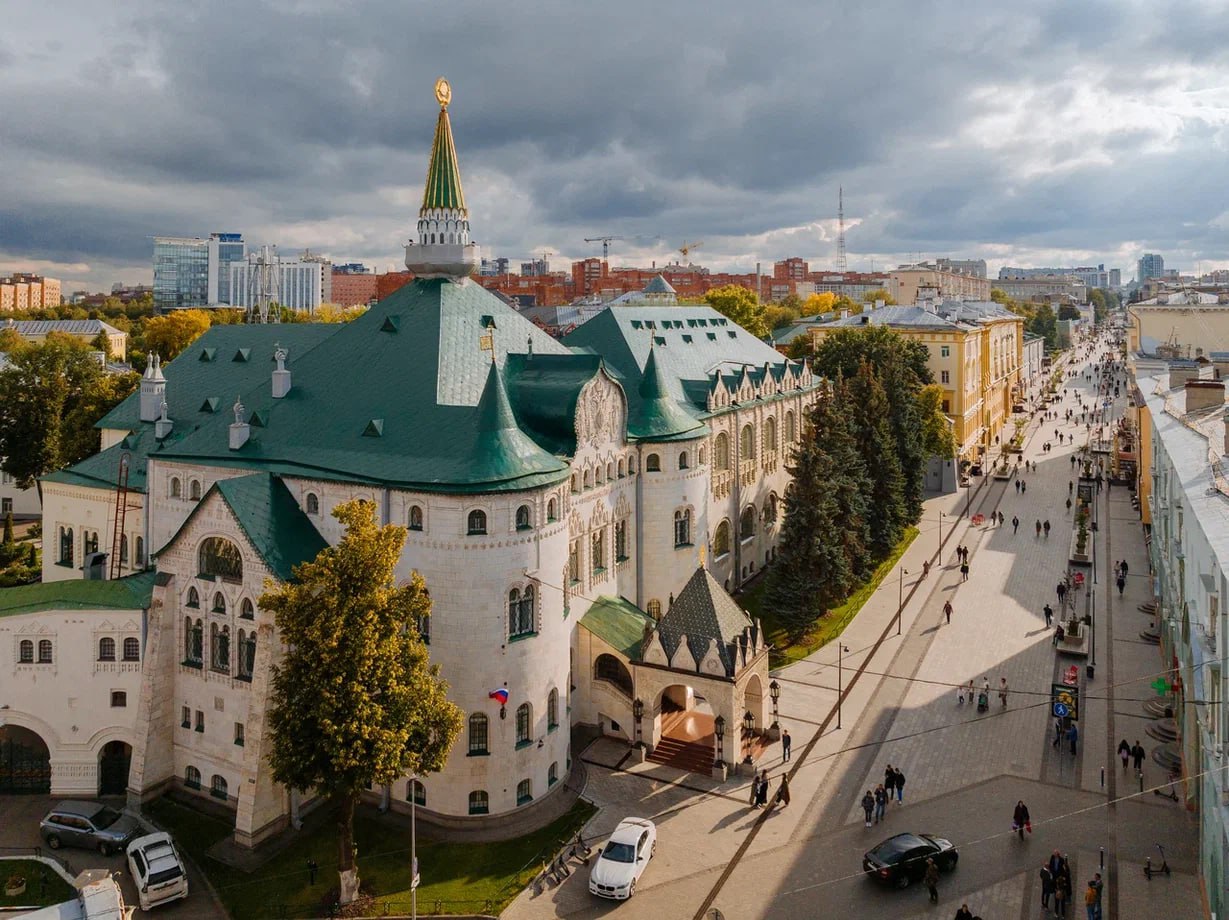 Запретят приставать?  Депутаты Законодательного Собрания Нижегородской области предлагают запретить приставание к прохожим с предложением сфотографироваться за деньги на законодательном уровне.   Большинство нижегородцев и гостей города уже не первый год встречают на Покровке ребят в костюмах. Сначала они настойчиво предлагают совместное фото, а затем настойчиво требуют деньги за свои услуги.   Только вот пока факт приставания к прохожим не являлся правонарушением. Но уже завтра может им стать. Комитет ЗакСобрания по вопросам госвласти рекомендовал парламенту принять поправки в региональный КоАП.    Законы, запрещающие приставать к людям в общественных местах, уже приняты в Москве, Костромской, Ярославской, Ленинградской областях. Нижегородские законодатели будут принимать решение 31 июля.    Прислать новость