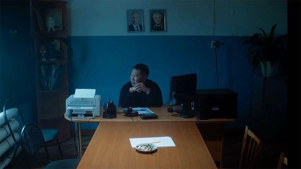 На Amazon Prime Video вышли четыре фильма якутского режиссера Степана Бурнашева обнаружил корреспондент Ведомостей Это Черный снег Наша зима и Проклятие Мертвая земля а также запрещенная для показа в России драма Айта Сделка по продаже прав на фильмы Amazon состоялась при поддержке американской компании Rising Sun Media которая занимается продвижением независимого кино со всего мира уточнил Ведомостям Бурнашев Локальное становится универсальным когда в нем есть правда говорит режиссер Именно это как добавляет он и может тронуть зрителя где угодно от маленького северного улуса до Нью Йорка или Рима В 2023 году Минкультуры отозвало прокатное удостоверение у Айта Роскомнадзор выявил в киноленте деструктивную информацию противоречащую принципам единства народов России и потребовал видеосервисы устранить нарушение Сайдам Барыл Подпишитесь на Ведомости