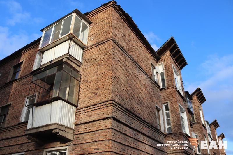 Алексей Текслер рассказал когда начнут расселять немецкий квартал Планируется что эта работа стартует в конце 2026 го начале 2027 года Такой срок обозначил губернатор на прямой линии Глава региона отметил что в ближайшее время будет объявлен конкурс на право заключения договора о комплексном развитии территории в границах улиц Социалистической Жукова Мира и Дегтярева Отдельно хочу ответить на вопрос который постоянно задают те кто занимаются сохранением старины в нашем городе Говорили с городом на предмет того чтобы у инвестора была задача сохранить фасад вписать его в новый проект чтобы сохранить идентичность Я уверен что так будет сделано Глава города держит этот вопрос на особом контроле резюмировал он Подписаться на канал ЕАН Челябинск