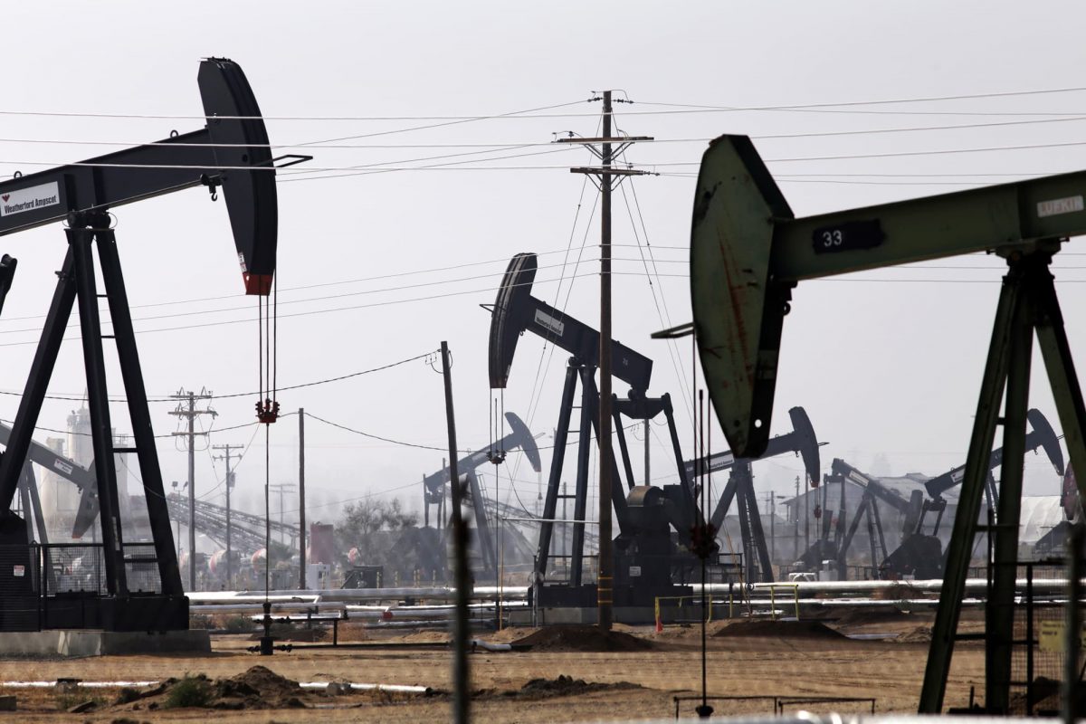 "Детка" не бурит и не добывает Добыча нефти в США за первую неделю мая 2025 года опустилась до 13,367 млн баррелей в сутки. Это худший результат с четвёртой недели января текущего года, когда показатель сокращался до 13,24 млн баррелей в сутки. Январское снижение в первую очередь было связано с неблагоприятными погодными условиями. Пиковых значений добыча сырой нефти в США достигла в первой половине декабря 2024 года - более 13,6 млн баррелей в сутки. С этого момента данный показатель в Соединенных Штатах колеблется в районе 13,5 млн баррелей в сутки. Действующая администрация поставила перед собой противоречивую цель: добиться снижения цен на нефть и роста добычи на территории США. Американская нефть в среднем дорога в производстве, снижение мировых цен обычно приводит с снижению капитальных затрат, что в свою очередь ведет к замедлению роста добычи, а при сохранении низких цен достаточно долго — к ее сокращению. Так, производственные показатели в США падали на 1,2 млн баррелей в сутки в ходе мирового кризиса на нефтяном рынке, а в 2020-м после кризиса 2018-2019 годов и на фоне падения спроса из-за пандемии — на 3 млн баррелей в сутки. Период восстановления после пандемии занял более трех лет.
