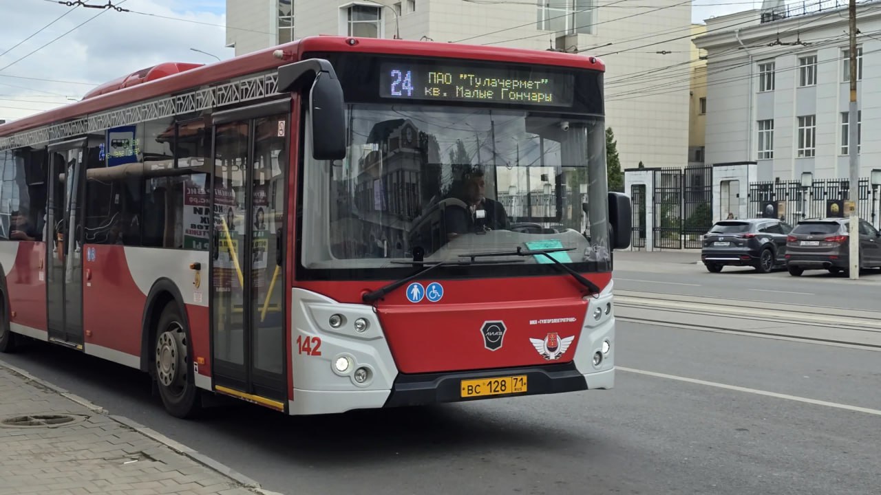 На каком тульском транспорте чаще всего ездят зайцы За 2025 год контролеры выявили 140 179 случаев безбилетного проезда Как сообщили Тульской прессе в городском управлении по транспорту и дорожному хозяйству большинство зайцев было поймано в автобусах 106 944 случаев В трамваях и троллейбусах в разы меньше 19 873 и 13 362 С начала 2026 года контролеры зафиксировали 11 748 случаев проезда зайцем из которых на автобусах 9 079 на трамваях 1 483 на троллейбусах 1 186 Напомним неоплаченный проезд влечет за собой административное нарушение Однако объяснили в управлении контролеры выписывать штраф безбилетникам не вправе Они могут проверить оплачивал ли пассажир проезд и если нет потребуют его оплатить Из интересного Всего на маршрутах которые обслуживает Тулгорэлектротранс работает 68 контролеров Это 34 бригады по 2 человека в каждой Ежедневно их распределяют согласно регламенту устанавливающему порядок проверки оплаты проезда провоза багажа и ручной клади Рабочий день контролеров начинается в 6 30 и заканчивается в 20 30 А вот во время сильных морозов которые были этой зимой режим работы сокращается на два часа Подписывайтесь в Telegram в MAX