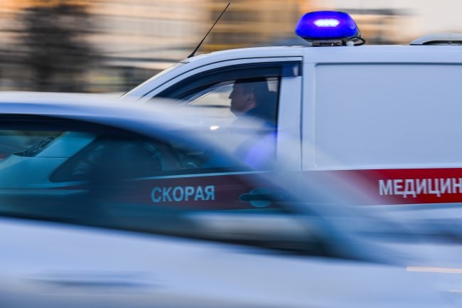 В Васильевском округе Запорожской области четверо детей пострадали при атаке ВСУ Как сообщил губернатор Евгений Балицкий, оказался атакован гражданский автомобиль. В результате атаки погибла девушка 1990 года рождения, пострадали дети, в том числе годовалый ребенок. Среди пострадавших также ребята в возрасте десяти, девяти и восьми лет. По данным регионального минздрава, детей госпитализируют в Мелитопольскую областную больницу. Запланированы телемедицинские консультации с врачами федеральных центров.