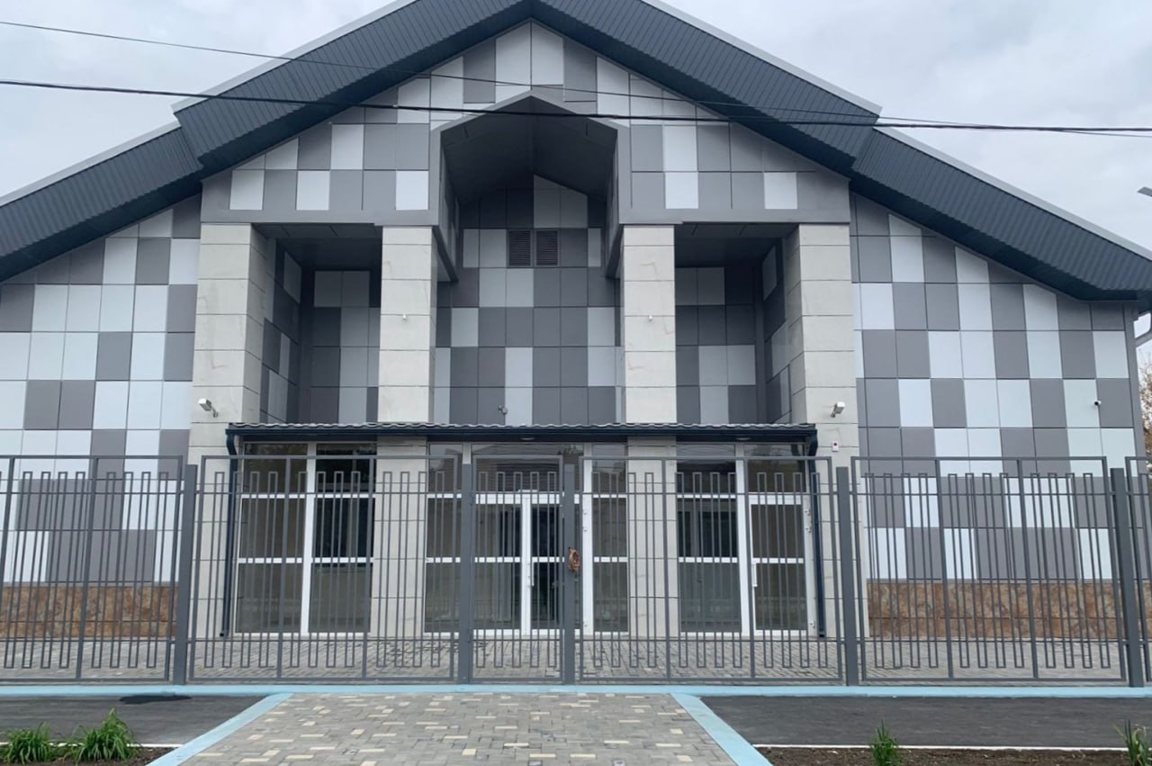 Спортшкола в Тарасовском районе получит новое оборудование благодаря поддержке губернатора По решению главы донского региона Юрия Слюсаря спортивная школа Спарта в Тарасовском районе получит более 9 5 миллионов из регионального бюджета на закупку современного спортивного оборудования и инвентаря для учреждения Об этом сообщает пресс служба губернатора Ростовской области Эта инициатива стала прямым откликом на обращение одной из жительниц района которая во время онлайн приема 6 октября рассказала главе региона о насущной потребности школы в оснащении после завершения капитального ремонта Без нового инвентаря юные спортсмены не смогли бы приступить к тренировкам Документы на закупку оборудованием я подпишу До 1 декабря 2025 года школа должна быть полностью оснащена и открыта для детей поставил четкую задачу Юрий Слюсарь подчеркнув важность скорейшего запуска обновленного спортивного объекта Южная служба новостей