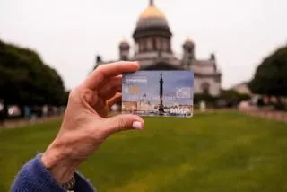 Самая востребованная инициатива Серебряная карта 39 музеев открыли свои двери для петербуржцев старшего поколения 230 тысяч человек уже получили серебряную карту Более 40 тысяч участников собрали наши Танцевальные веранды Об этом 13 мая заявил губернатор Александр Беглов выступая с отчётом о работе городского правительства в 2025 году Наши новости в Телеграм VК ОK MAX