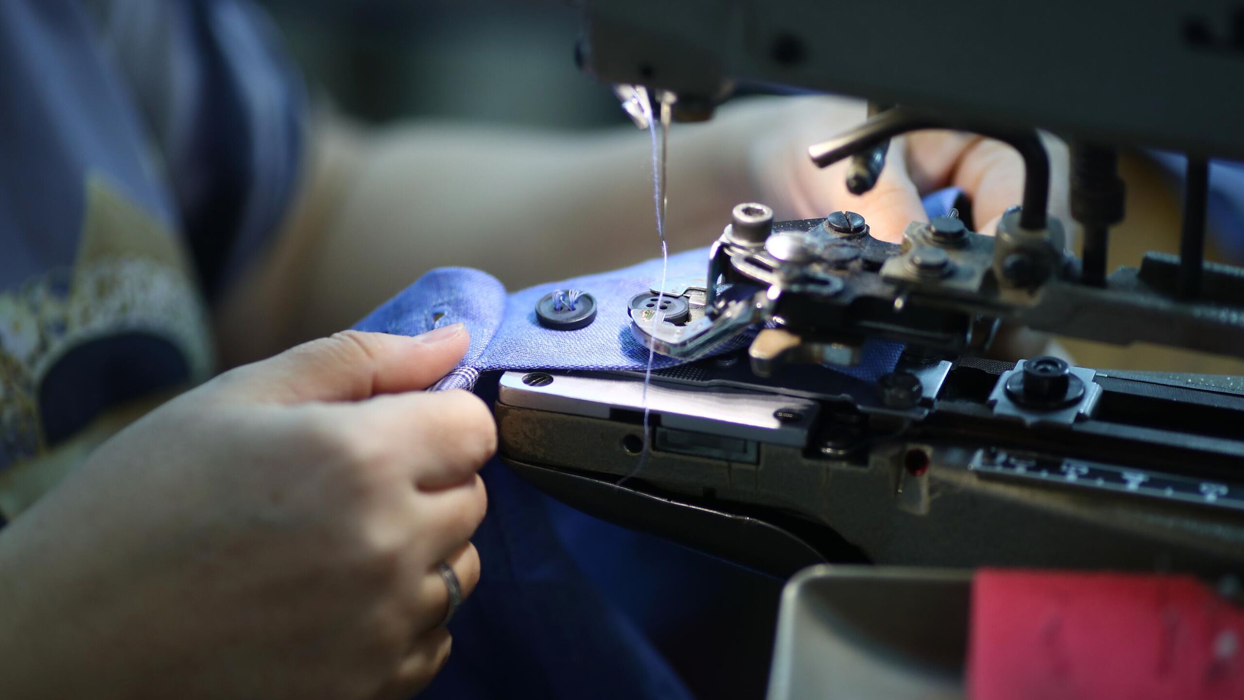 Президент РФ Владимир Путин поручил кабмину до 1 марта подготовить предложения по увеличению закупок рыбы для обеспечения государственных и муниципальных нужд обратив внимание на школьное питание следует из перечня поручений на сайте Кремля Правительству Российской Федерации подготовить при участии Минобороны России МЧС России Росрезерва Росгвардии исполнительных органов субъектов Российской Федерации и представить предложения по увеличению объема закупок рыбной продукции для обеспечения государственных и муниципальных нужд обратив внимание на закупки для обеспечения питания обучающихся в общеобразовательных организациях а также на закупки в интересах Минобороны России МЧС России ФСИН России Росрезерва и Росгвардии говорится в документе Срок выполнения 1 марта 2026 года