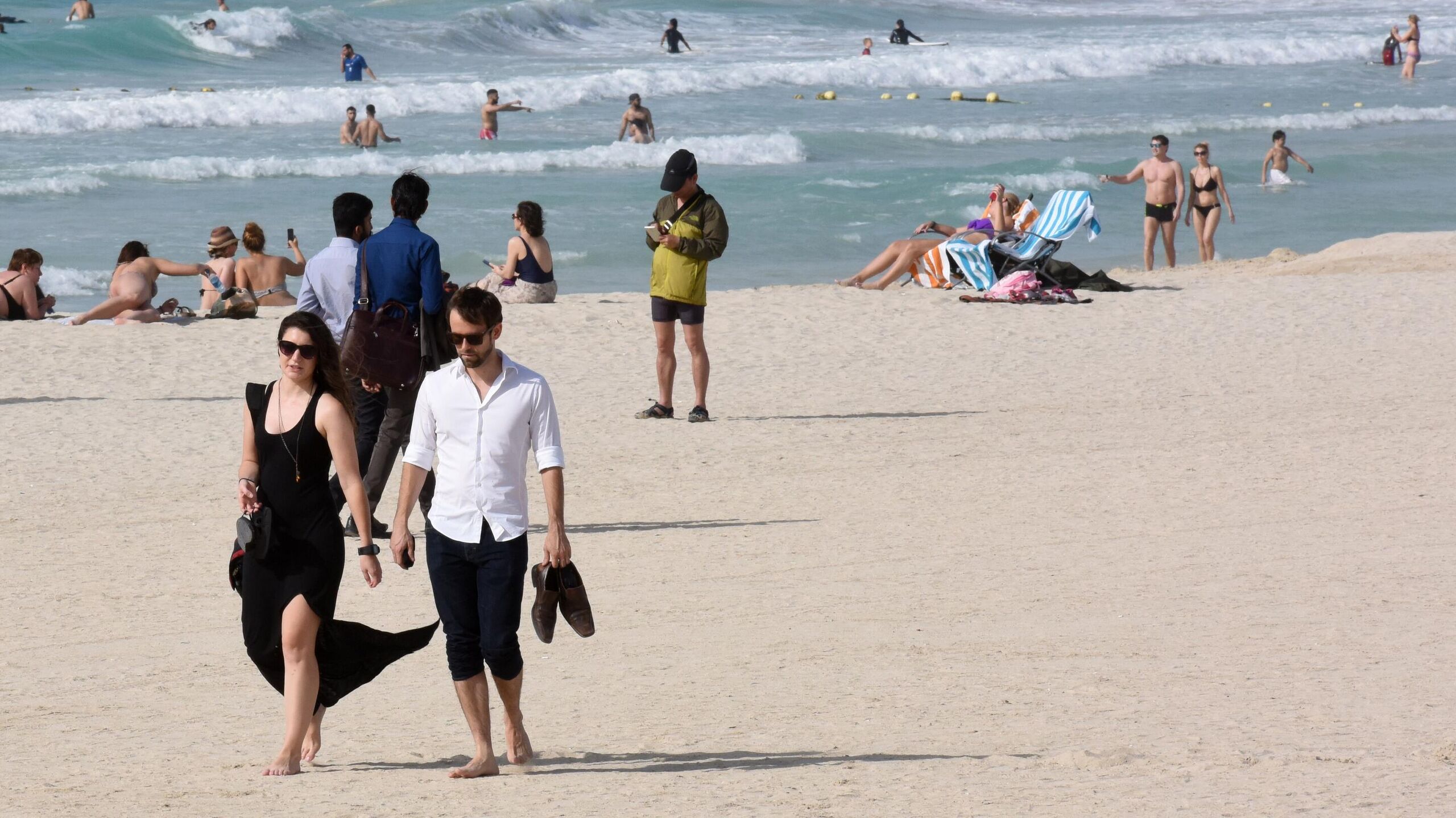 Объединенные Арабские Эмираты лидируют по продажам туров у российских путешественников на предстоящую весну но конкуренцию им вполне может составить Египет рассказал РИА Новости вице президент Ассоциации туроператоров АТОР Артур Мурадян По его словам средняя глубина бронирования поездок сейчас составляет около двух месяцев и картина по спросу на весенние месяцы уже понятна Лидером по продажам являются ОАЭ В марте здесь уже устанавливается достаточно теплая погода еще без сильной жары и море пока еще не горячее Кроме того попасть напрямую в ОАЭ сейчас можно из полутора десятков городов России причем не только в Дубай но еще и в Абу Даби Шарджу и Рас эль Хайму отметил Мурадян На весенние месяцы также приходится пик спроса на туры в Египет указал он Направление активно восстанавливается на российском рынке прямые рейсы сейчас летают на Красное море из многих городов и страна Пирамид будет очень активно соперничать с ОАЭ за первое место уверен эксперт