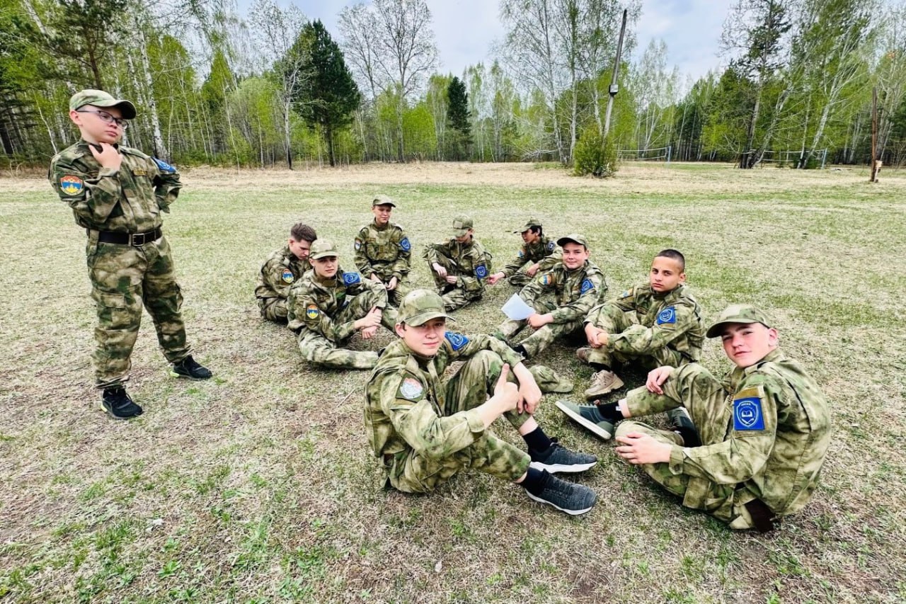 В Иркутской области подвели итоги регионального этапа всероссийской военно-спортивной игры «Казачий сполох» Победителем стала команда средней школы № 2 р.п. Куйтуна. Она представит регион на всероссийском этапе игры осенью 2025 года. Мероприятие прошло в рамках Года защитника Отечества и посвящено 80-летию Великой Победы. Площадкой проведения стал образовательный центр «Персей», созданный по нацпроекту «Образование» с этого года – нацпроект «Молодёжь и дети» . Участники – учащиеся казачьих классов из Иркутска, Ангарска, Шелеховского, Куйтунского и Качугского районов. В ходе состязаний они демонстрировали навыки в строевой подготовке, казачьем триатлоне, полосе разведчика, конкурсе казачьей песни, турнире по шахматам и образовательном историческом квесте. Впервые в программу вошли испытания по управлению беспилотными летательными аппаратами. «Соревнования – не просто проверка силы и ловкости, а важный этап в воспитании подрастающего поколения в духе патриотизма, гражданской ответственности и готовности служению Отечеству с опорой на духовно-нравственные ценности казачества. Уверен, что наши ребята достойно представят Иркутскую область на всероссийском уровне», – отметил министр образования региона Максим Парфенов. На сегодняшний день в школах Приангарья открыты 29 казачьих классов, в которых обучаются 560 детей.