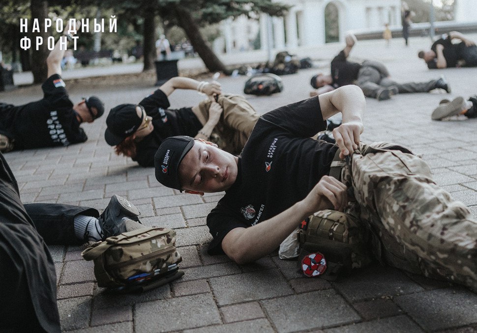 В Краснодаре проходит интенсивный курс обучения для будущих волонтёров-инструкторов по оказанию первой помощи.   В столицу Кубани приехали 25 активистов и координаторов Молодёжки «Народного фронта» - включая ДНР и ЛНР, Запорожскую область, а также приграничные регионы.  Это уже третий курс в рамках программы «Стоп кровь».  Сегодня умение оказывать первую помощь - не просто полезный навык, а социальная ответственность каждого. Программа курса «Стоп кровь» включает блок лекционных и практических занятий, отработку действий на полигоне и в кубанских вузах, ночные фазы и другие тренировки. Волонтёры учатся оказывать первую помощь себе и пострадавшим, и стабилизировать состояние раненых до прибытия квалифицированной медицинской помощи.