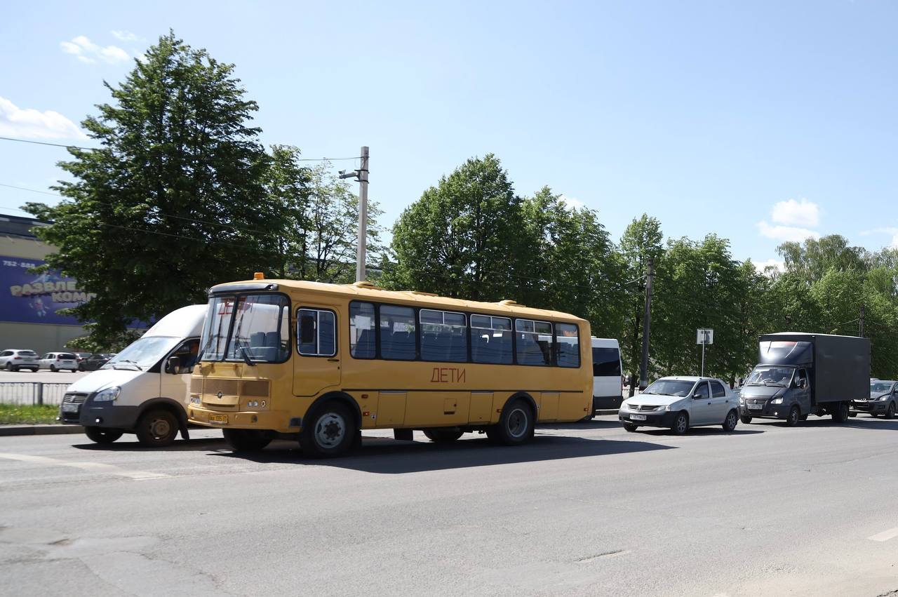 В Ульяновске по нацпроекту «Инфраструктура для жизни» ведётся ремонт на четырех участках автодорог Губернатор Алексей Русских проконтролировал ход проведения работ на одном из объектов в Засвияжском районе: на Московском шоссе предстоит привести в порядок участок от улицы Промышленной до остановки «ЖБИ-1». Здесь расширят проезжую часть в сторону поворота на Дачный. Кроме того, обновят освещение пешеходных переходов, разметку, дорожные знаки. Также в Засвияжском районе стартовали ремонтные работы на участке автодороги по улице Рябикова — от Доватора до Богдана Хмельницкого. Ведется демонтаж. Всего в областном центре по нацпроекту в 2025 году обновят девять участков протяжённостью почти десять километров.