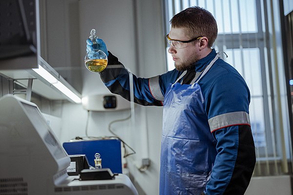 «Газпром нефть» создаст в России индустрию производства экологического биотоплива «Газпром нефть» и Ассоциация специалистов и предприятий в сфере переработки масложировых отходов АПМО заключили соглашение о стратегическом партнерстве в сфере производства экологических моторных биотоплив. В рамках сотрудничества стороны объединят усилия по развитию в России инфраструктуры сбора и переработки растительного сырья для последующего выпуска авиационного и судового топлива с низким углеродным следом. Об этом сообщает AVIA.RU. Соответствующее соглашение на Петербургском международном экономическом форуме ПМЭФ подписали начальник коммерческого департамента «Газпром нефти» Леван Кадагидзе и председатель ассоциации Кристина Тен. aviaru.net/n284762